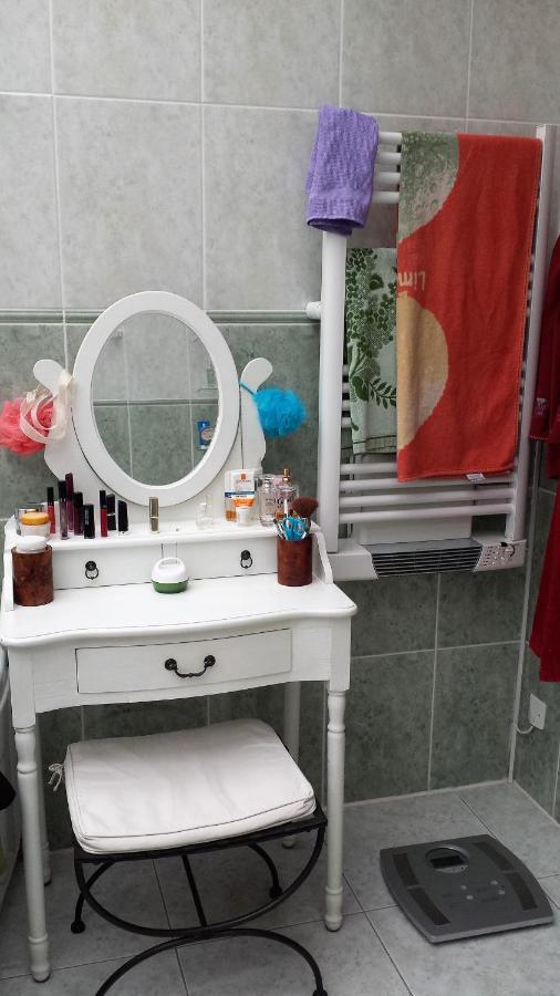 Chambre Privee Avec Salon, Garage Voiture, Velos, Motos Tourville-sur-Arques 外观 照片