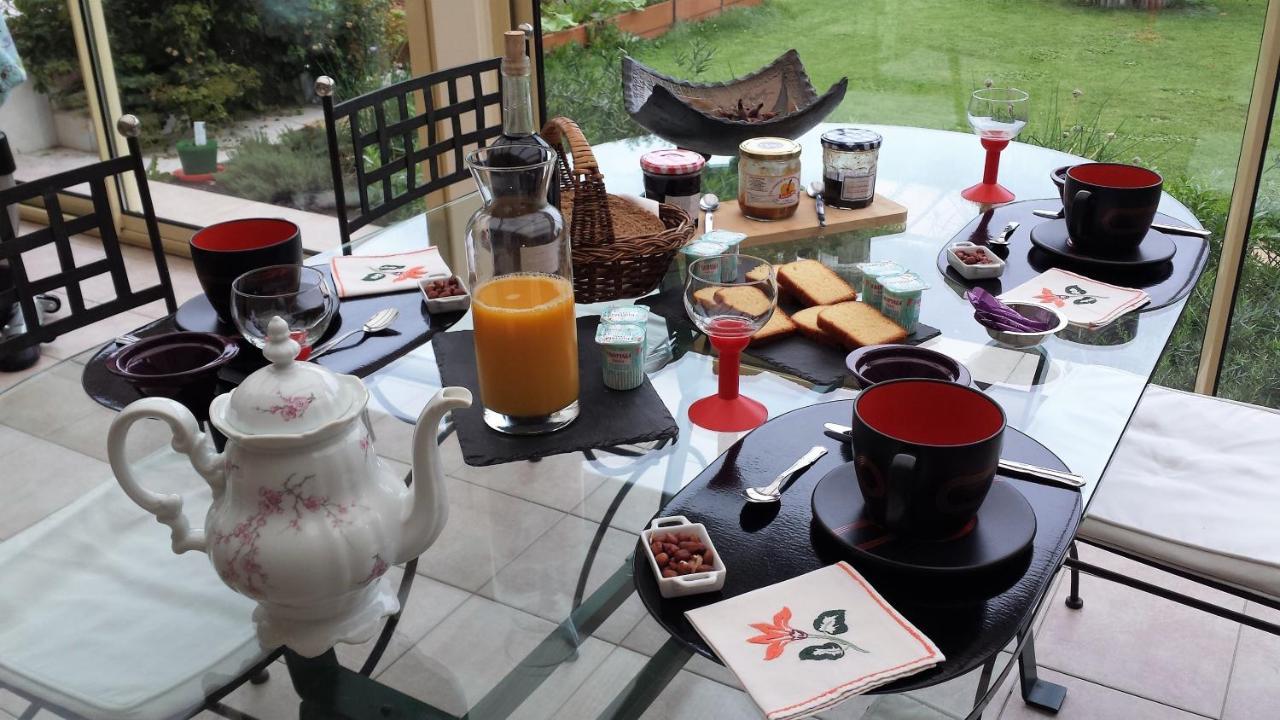 Chambre Privee Avec Salon, Garage Voiture, Velos, Motos Tourville-sur-Arques 外观 照片