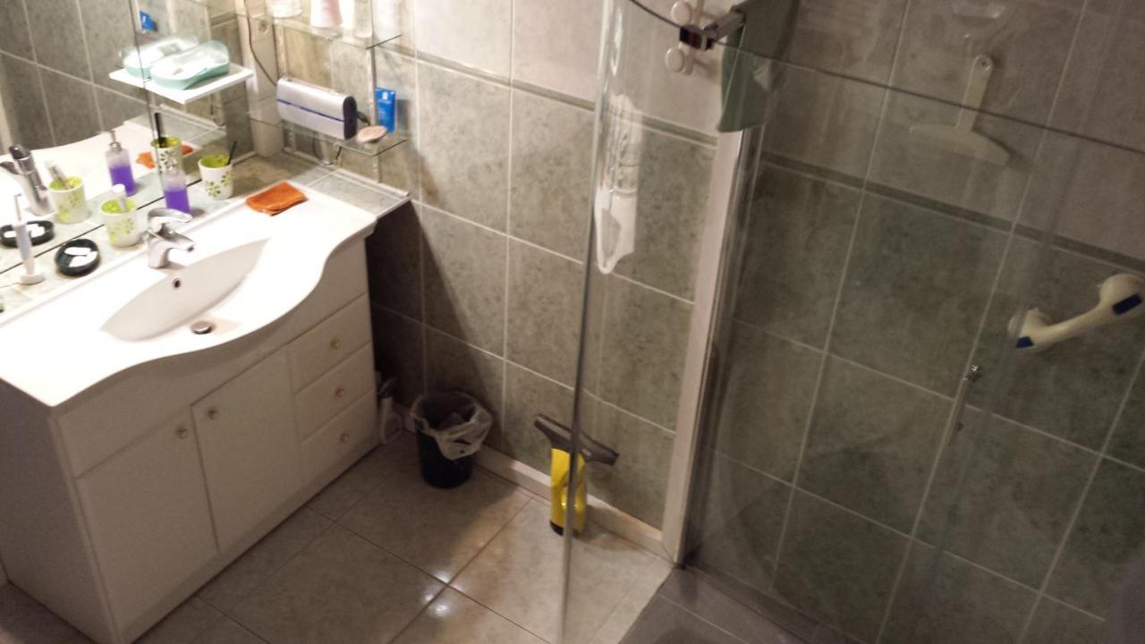 Chambre Privee Avec Salon, Garage Voiture, Velos, Motos Tourville-sur-Arques 外观 照片